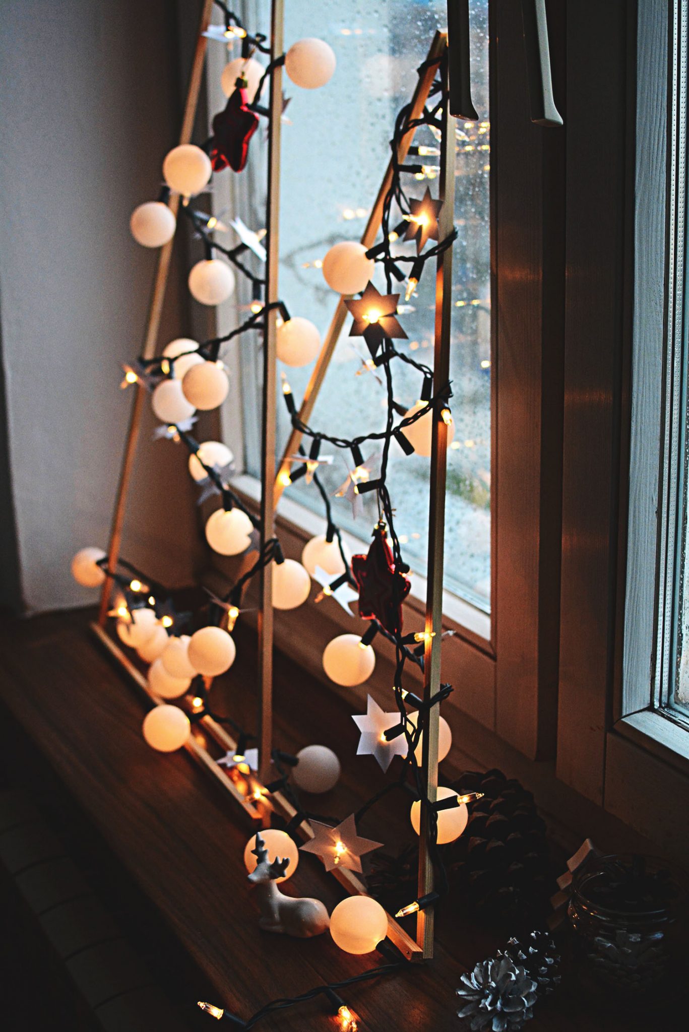 pomysly-na-dekoracje-swiateczne-z-lampkami-choinkowymi